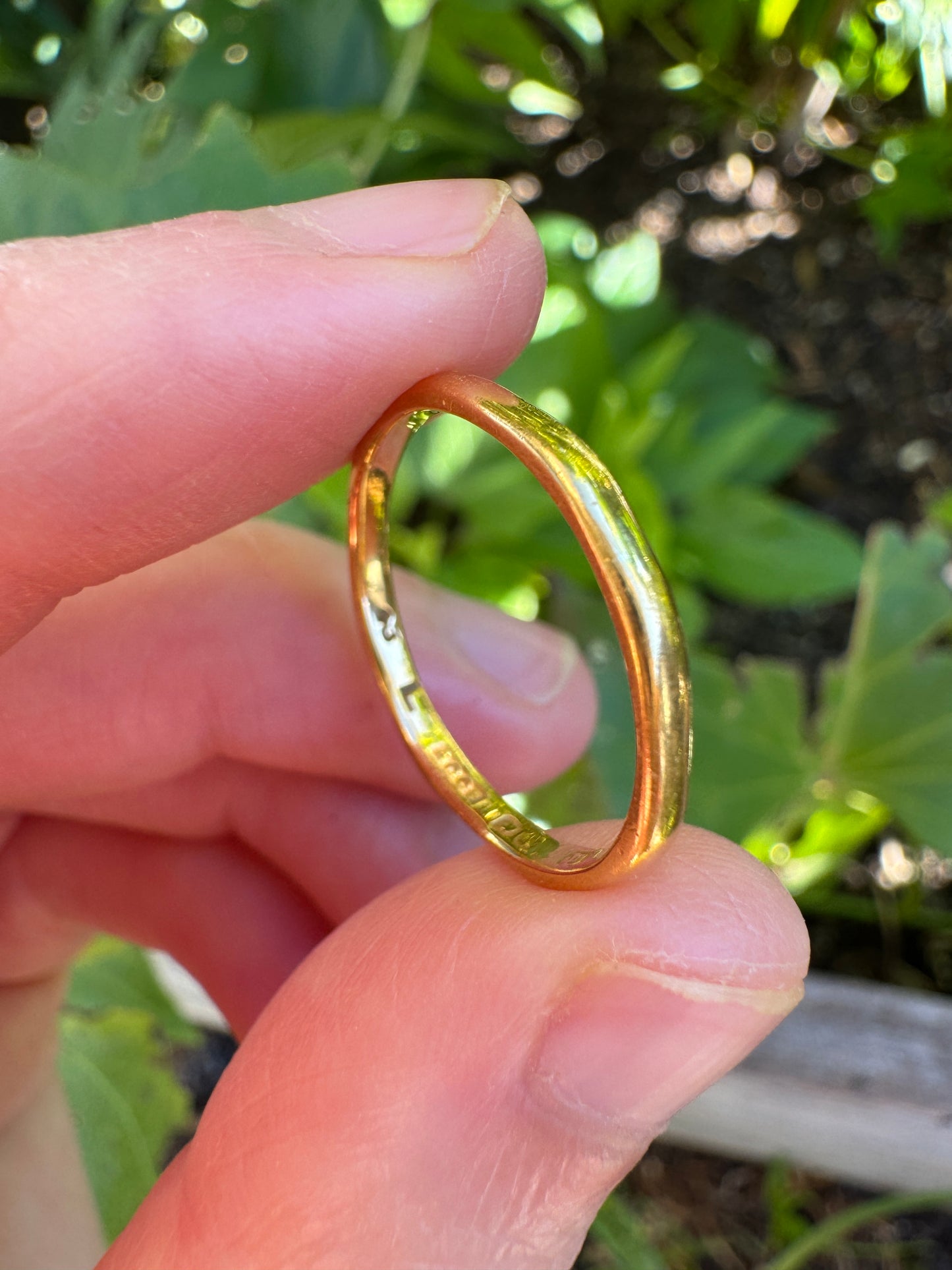 Vintage English 22ct yellow gold band, 2.1mm wide