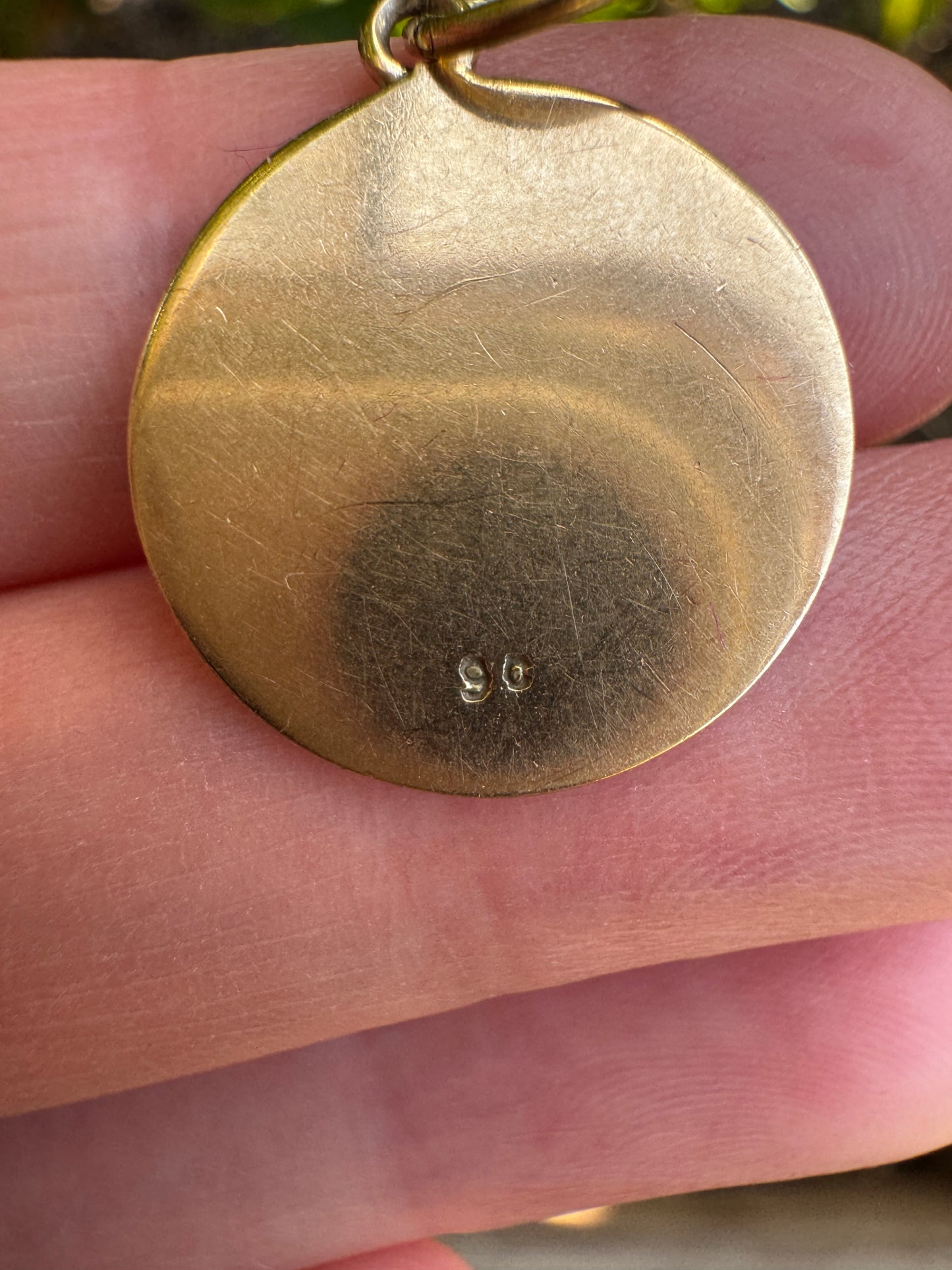 Vintage 9ct yellow gold 'allergic to crustaceans' disc pendant