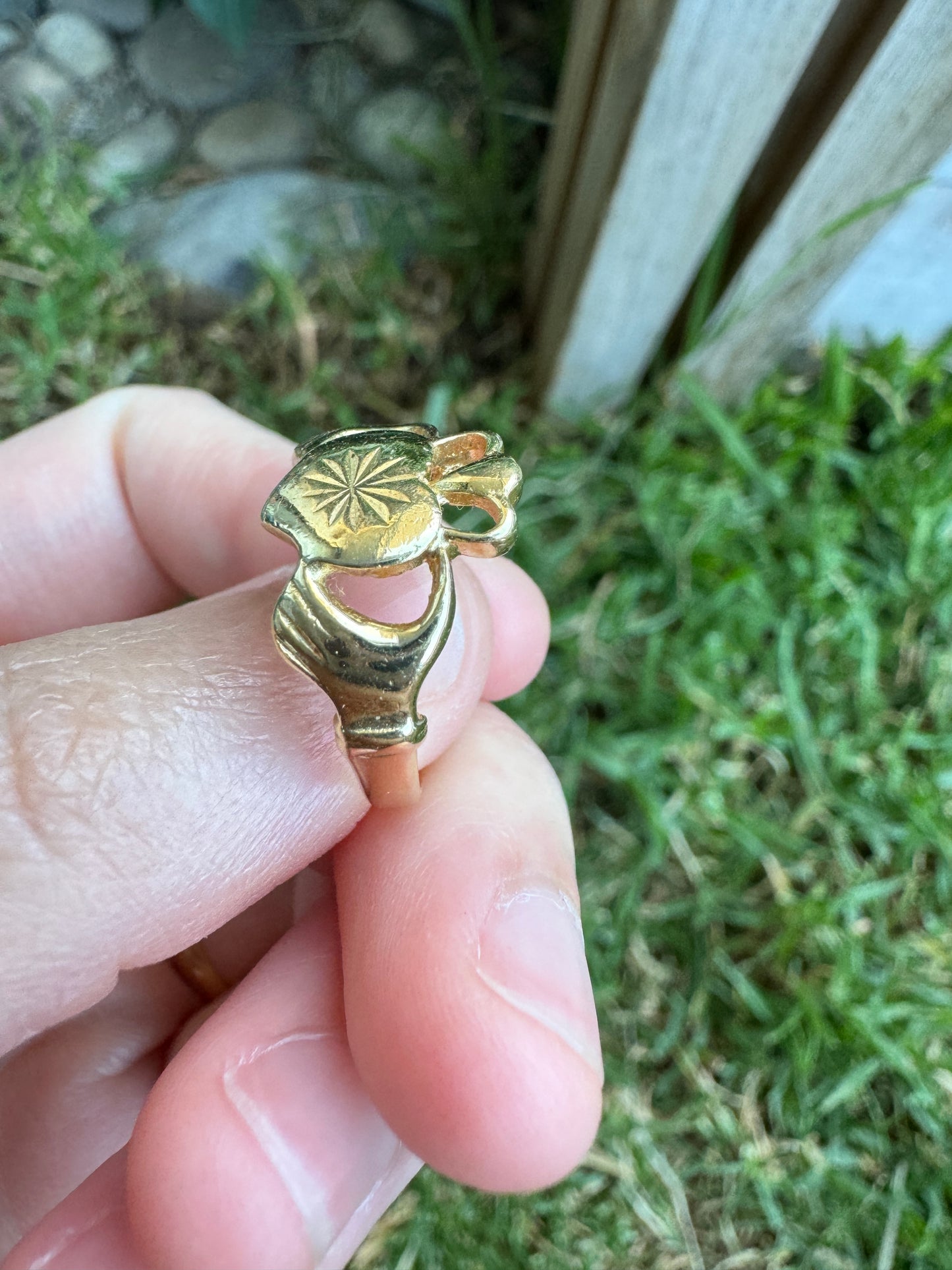 Vintage 14ct yellow gold claddagh ring
