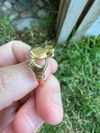 Vintage 14ct yellow gold claddagh ring