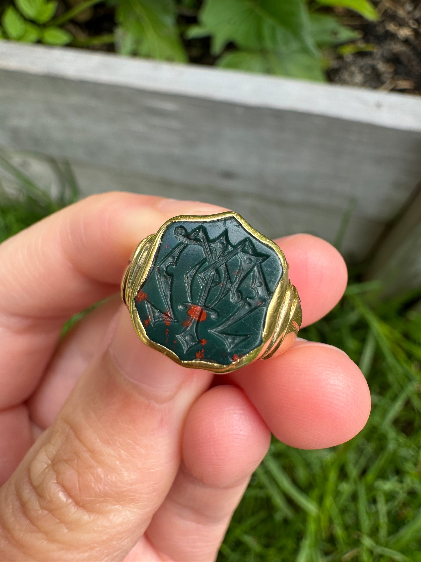 Antique Victorian 18ct yellow gold bloodstone intaglio signet ring