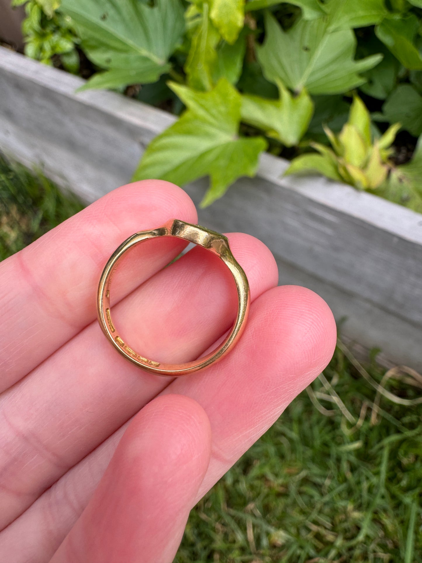 Antique 18ct yellow gold oval initial signet