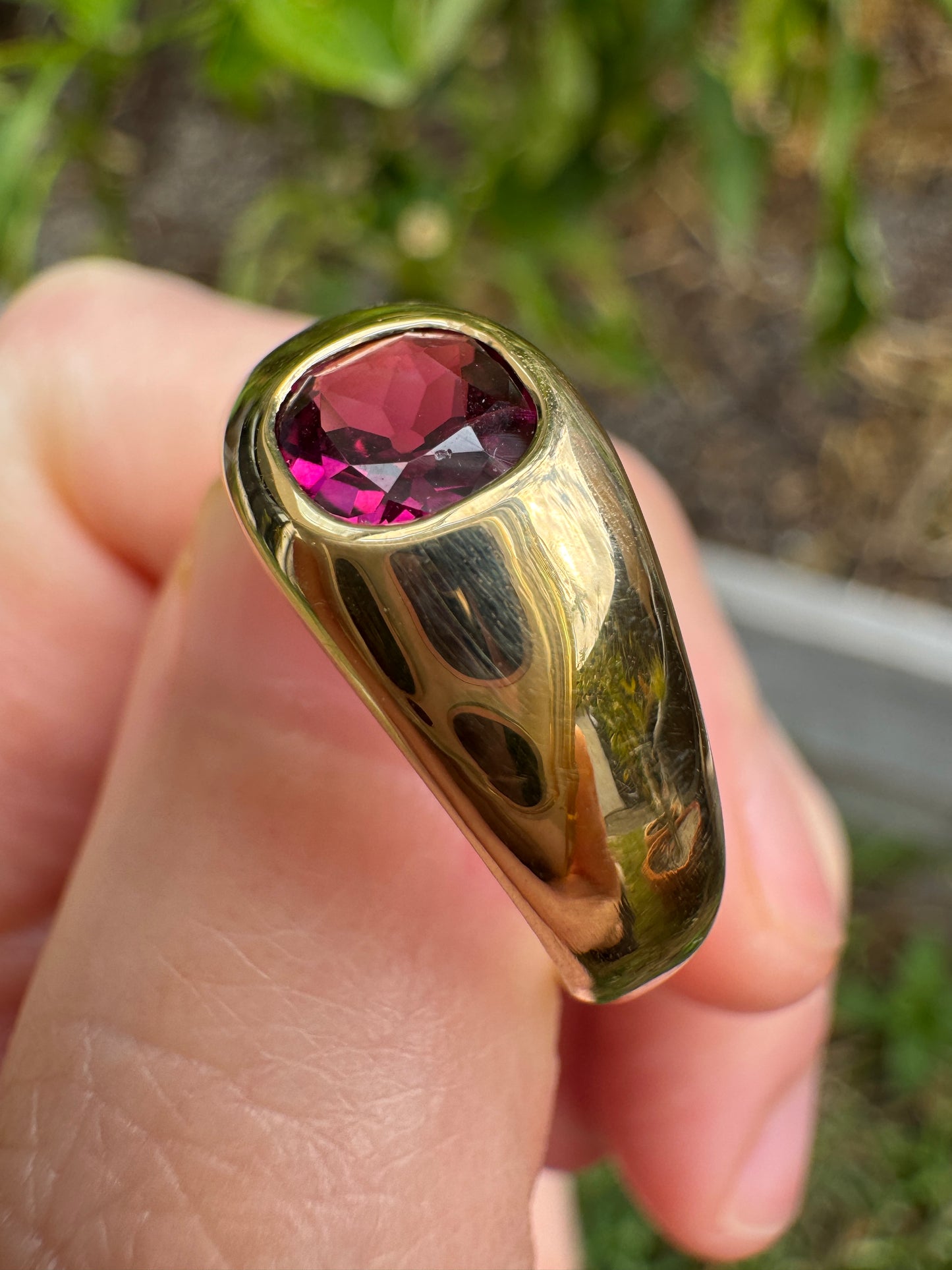 Antique English Edwardian 18ct yellow gold 0.76ct old cushion cut garnet gypsy ring