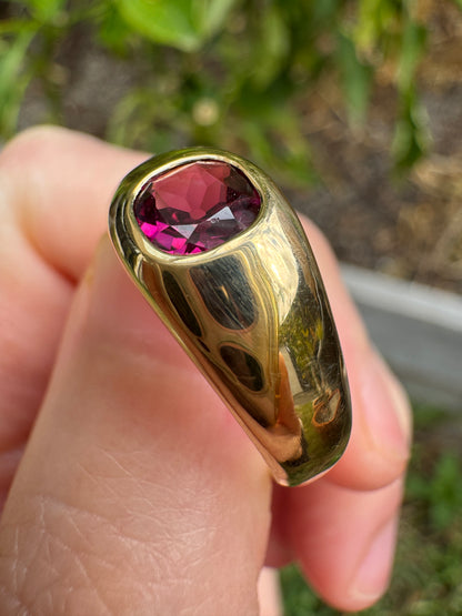 Antique English Edwardian 18ct yellow gold 0.76ct old cushion cut garnet gypsy ring