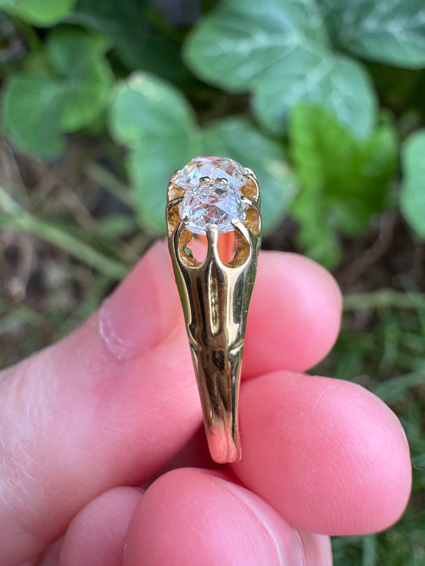 Antique 18ct yellow gold three stone 1.07ct TCW old mine cut diamond belcher ring