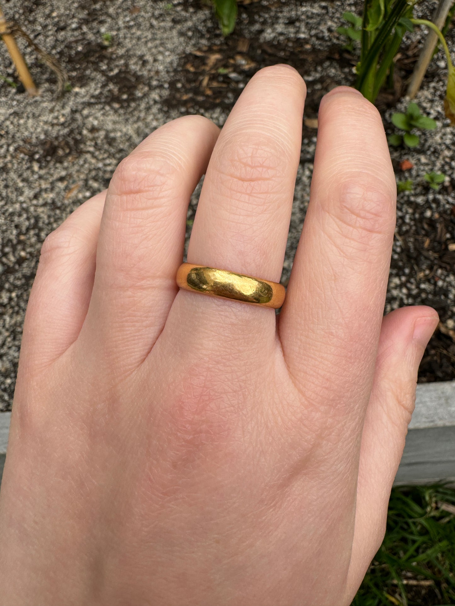 Vintage 22ct yellow gold band, 4mm wide