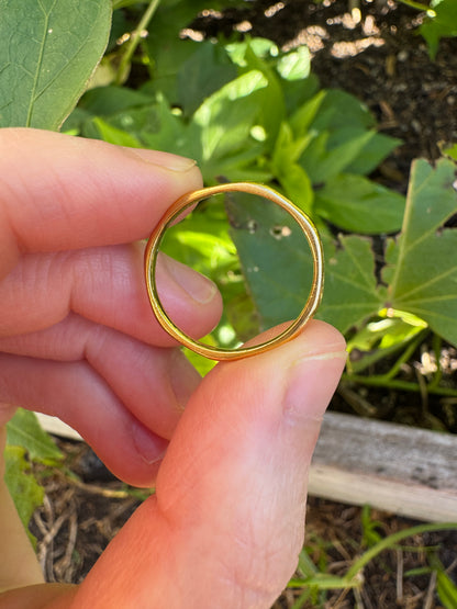Vintage English 22ct yellow gold band, 2.1mm wide