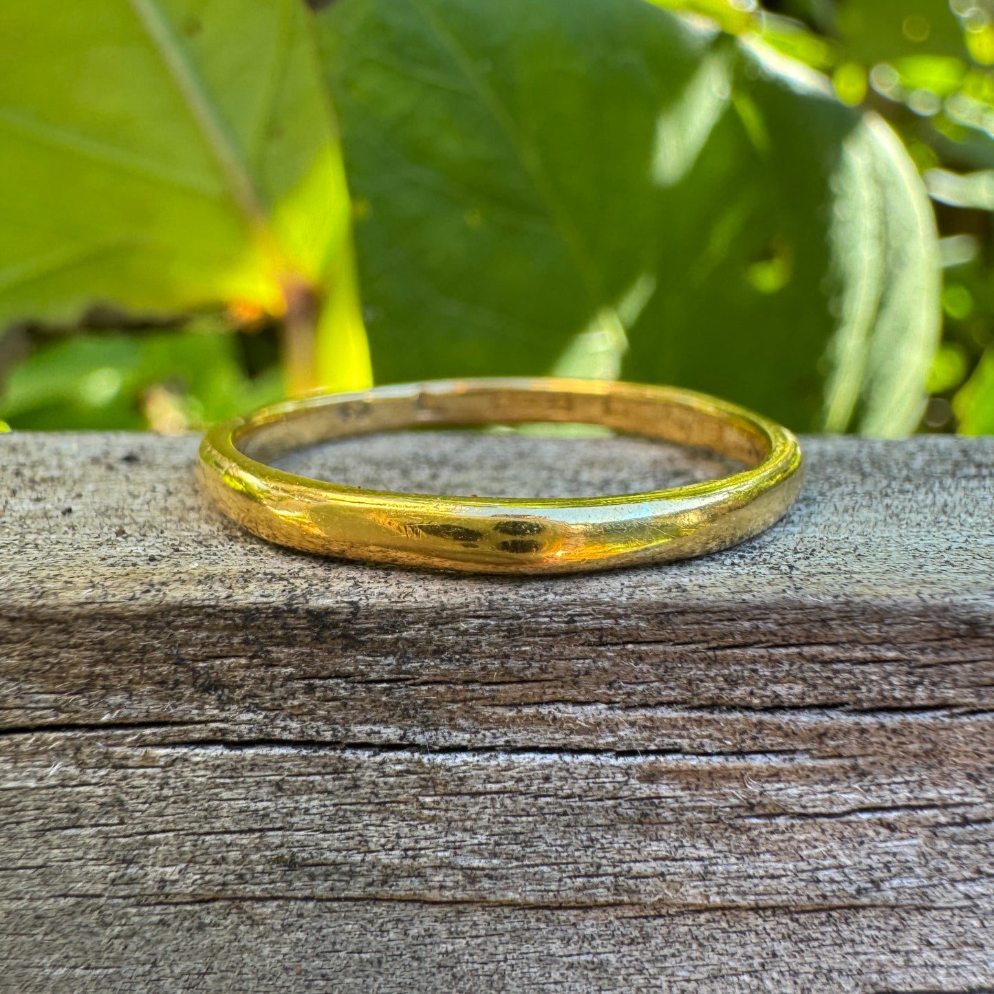 Vintage English 22ct yellow gold band, 2.1mm wide