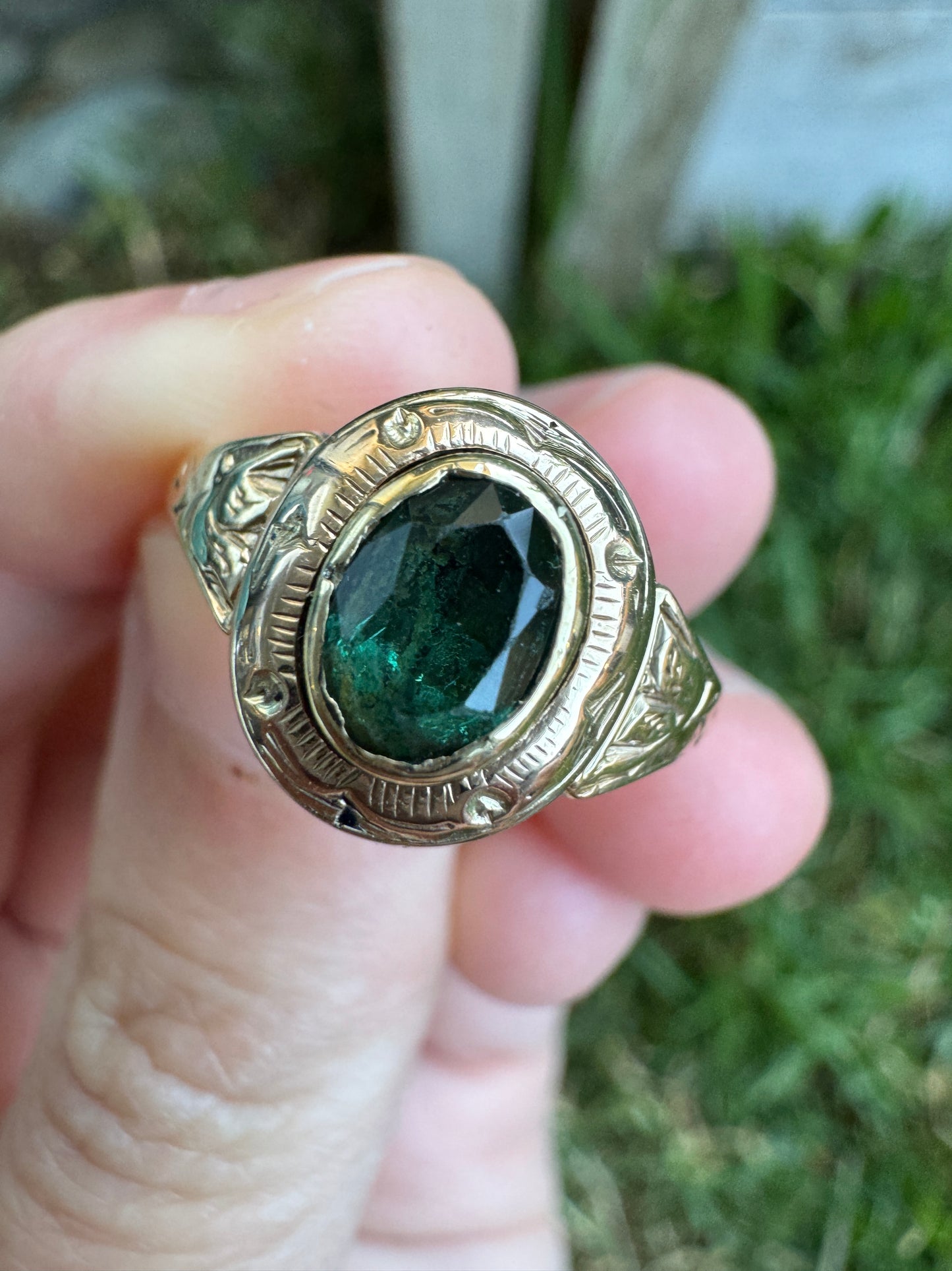Vintage 18ct rosy yellow gold bezel set green spinel solitaire ring