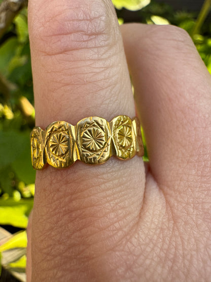 Vintage 18ct yellow gold scalloped star patterned band