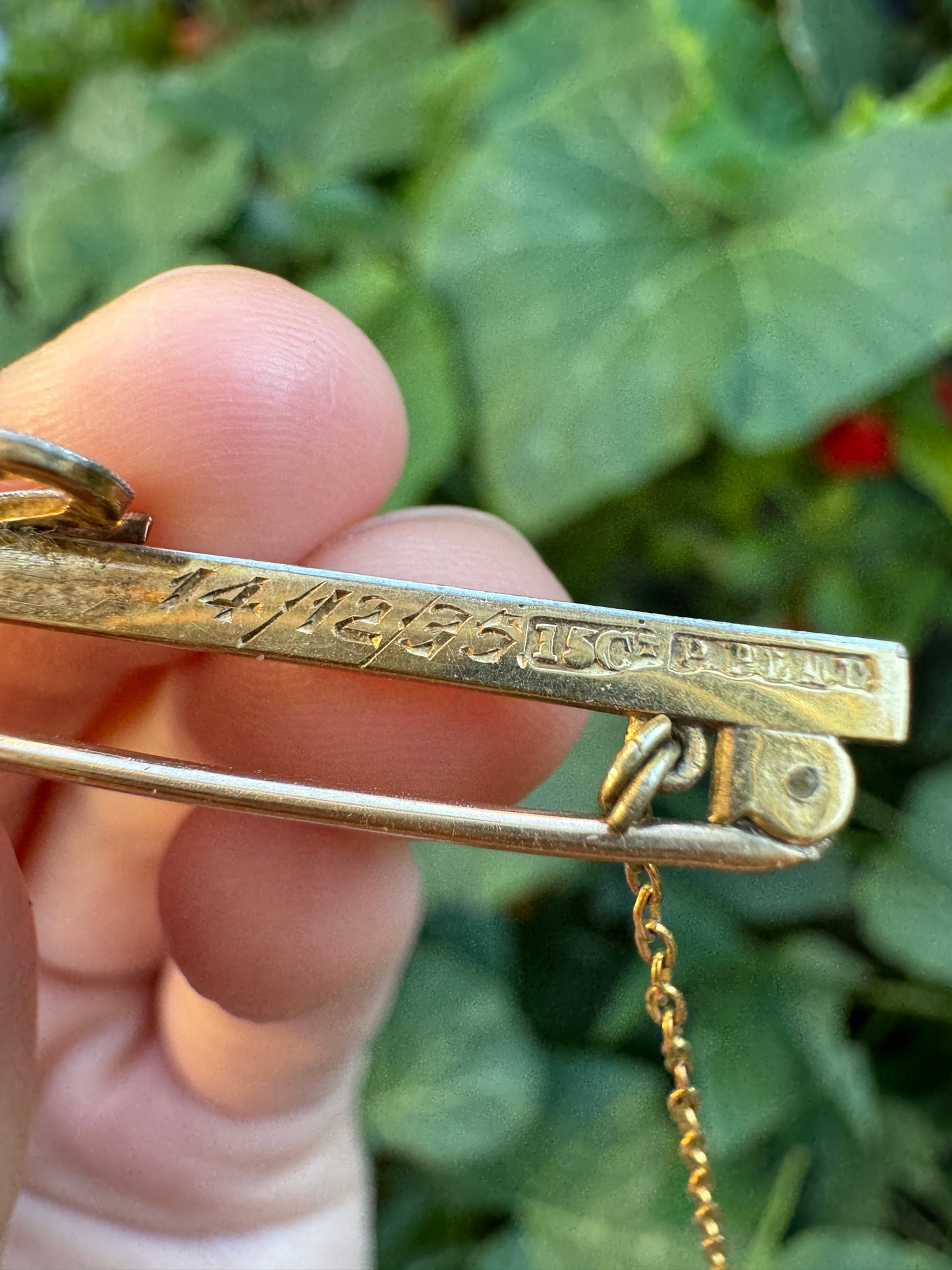 Vintage Art Deco 15ct yellow gold and platinum diamond bow bar brooch/chain extender with safety chain