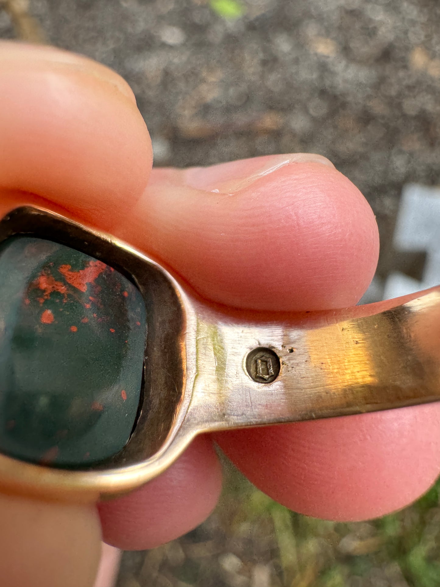 Antique Victorian 9ct rosy yellow gold bloodstone signet ring