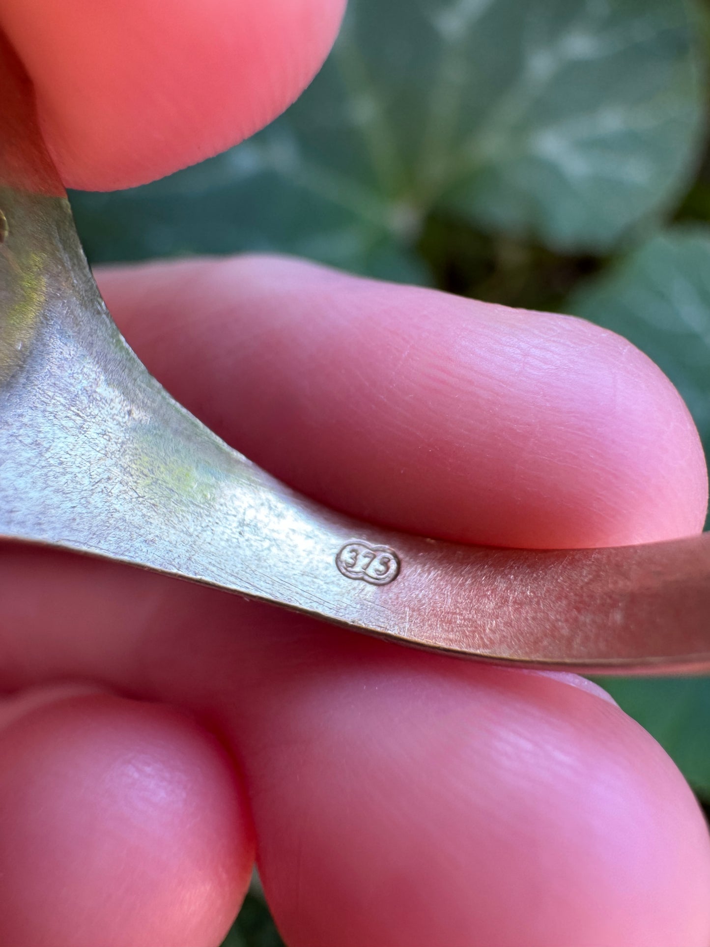 Vintage 9ct yellow gold round brilliant cut starset diamond shield signet ring