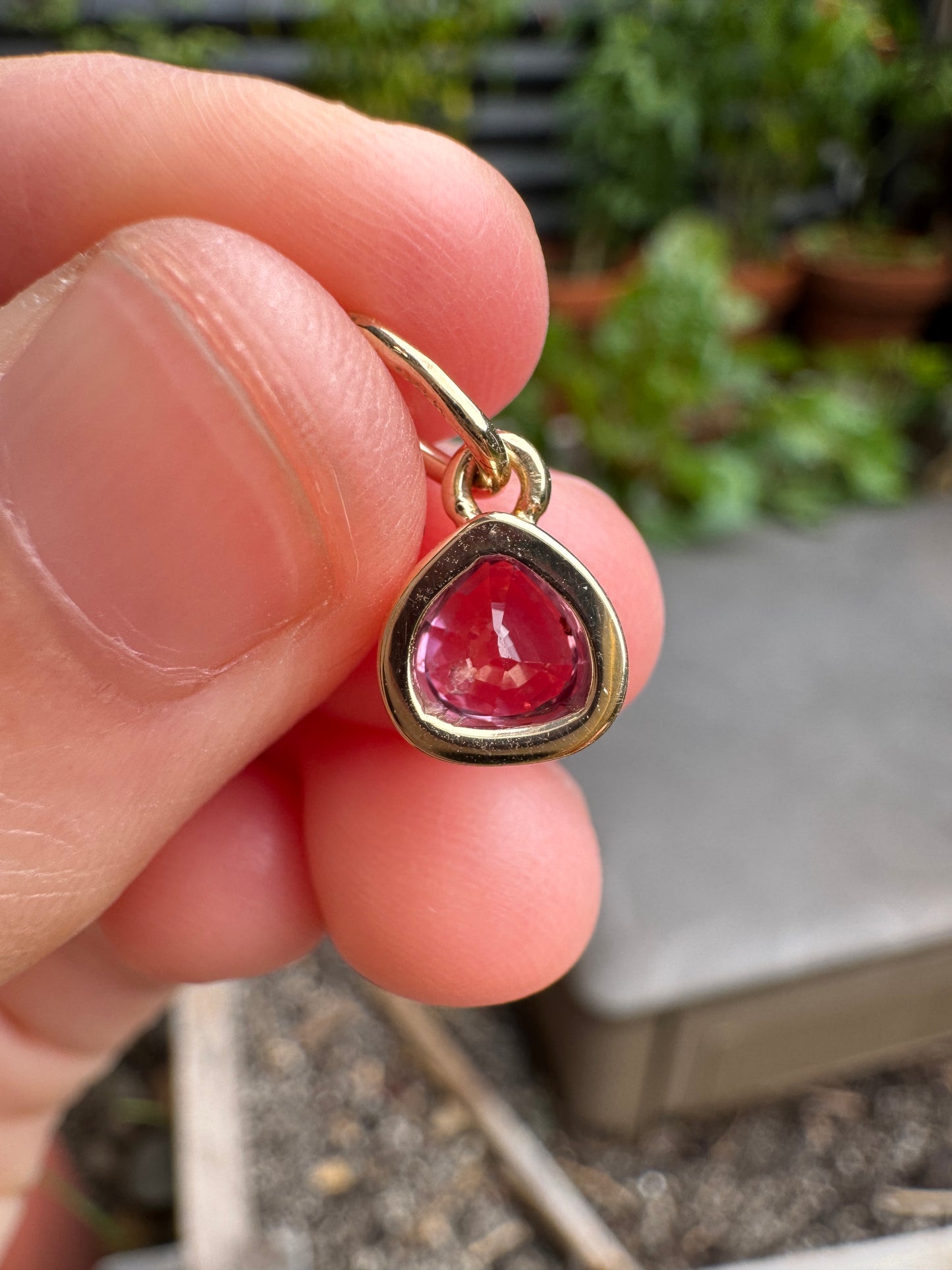 Custom handmade 9ct yellow gold 0.76ct trillion cut natural pink sapphire bezel set pendant