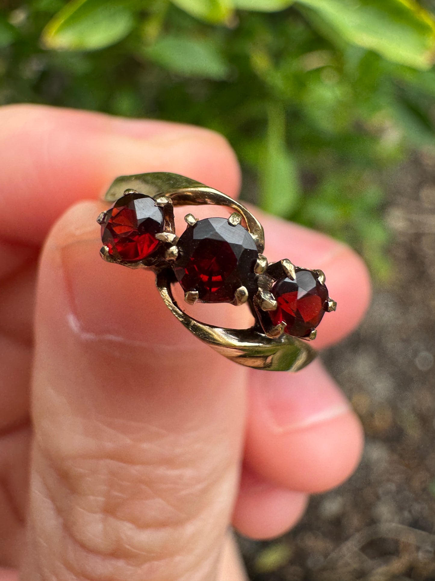 Antique Australian 18ct yellow gold three stone 0.46ct TCW garnet crossover ring