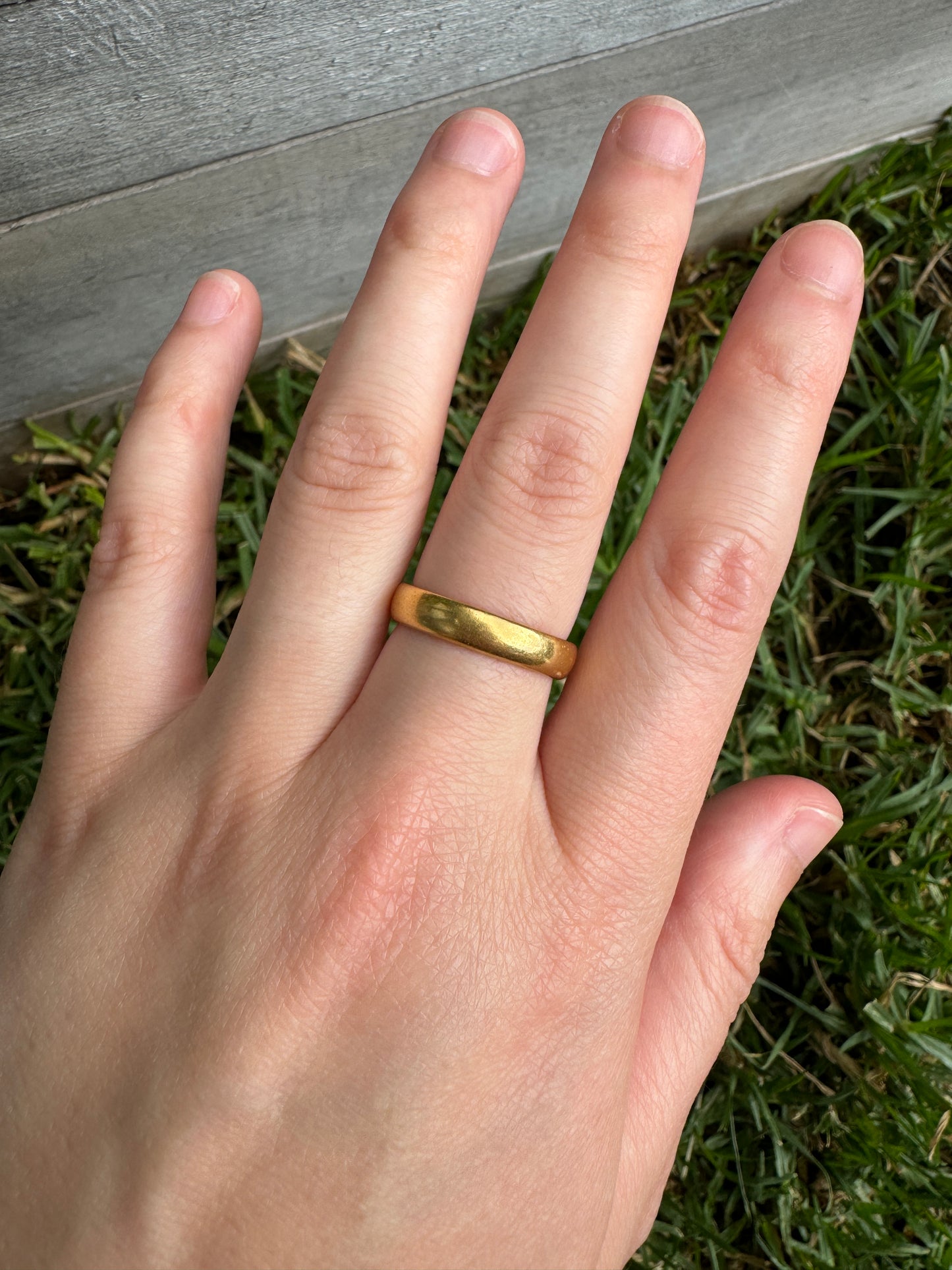 Antique Victorian 22ct yellow gold band, 4.25mm wide