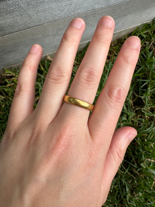 Antique Victorian 22ct yellow gold band, 4.25mm wide
