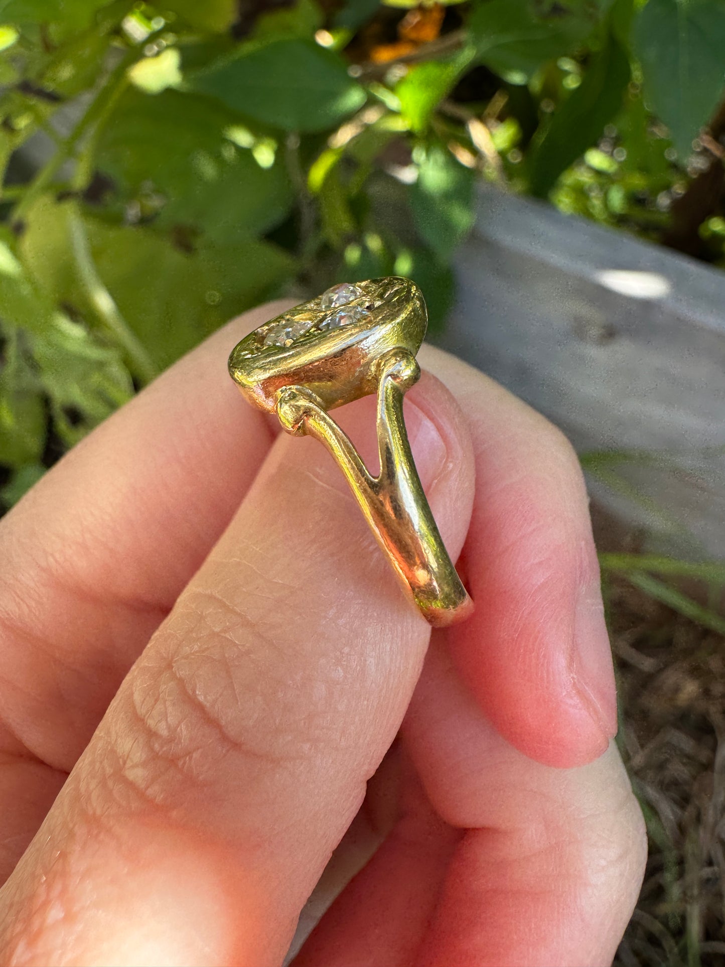Antique Edwardian 18ct yellow gold three stone 0.3ct TCW old mine cut diamond split shank signet ring