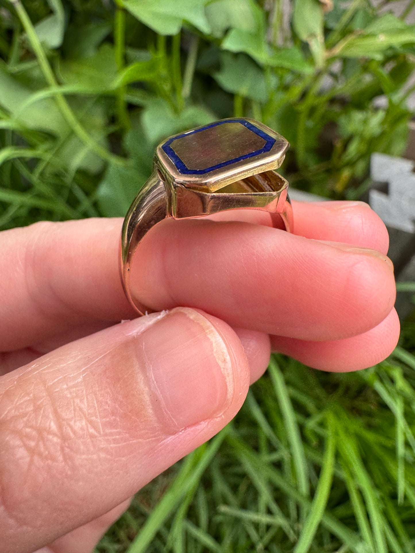 Antique Australian 9ct rosy yellow gold and enamel 'poison' signet ring