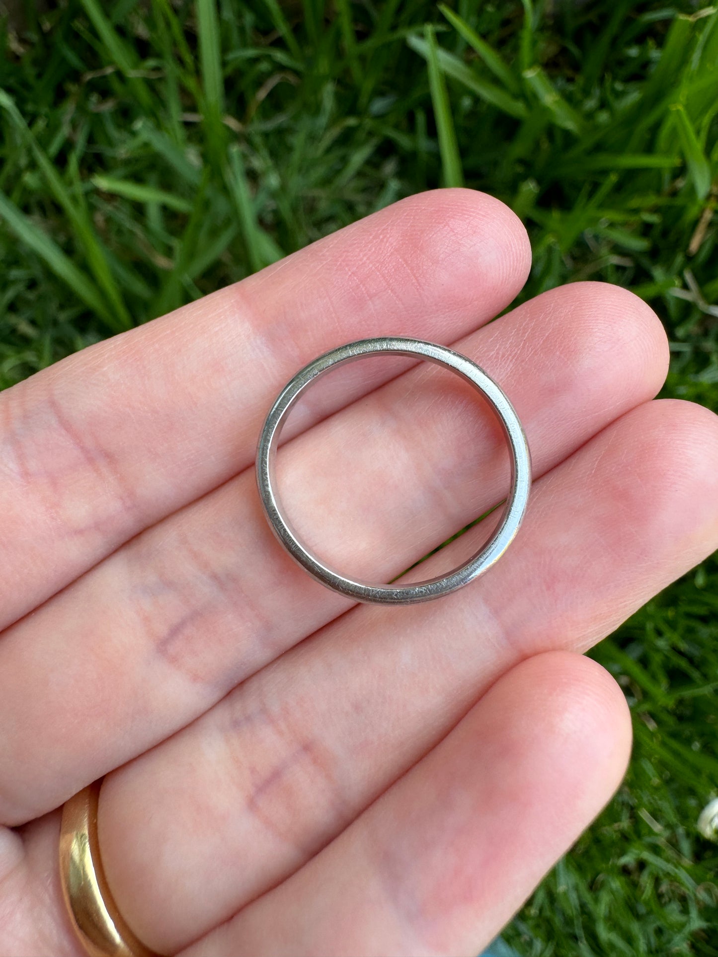 Vintage platinum chevron pattern engraved band, 1.5mm wide