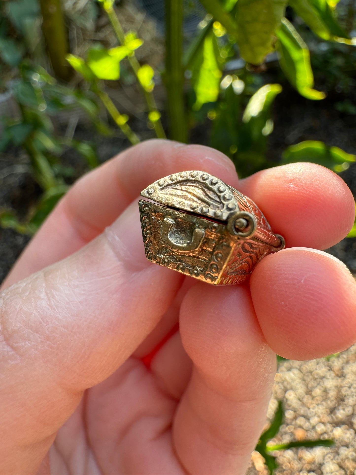 Vintage 9ct yellow gold opening treasure chest charm