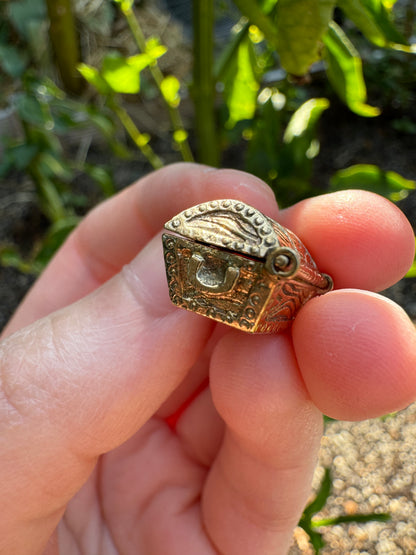 Vintage 9ct yellow gold opening treasure chest charm