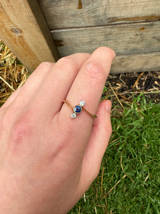 Antique 18ct yellow gold old cut sapphire and old mine cut diamond three stone vertical ring