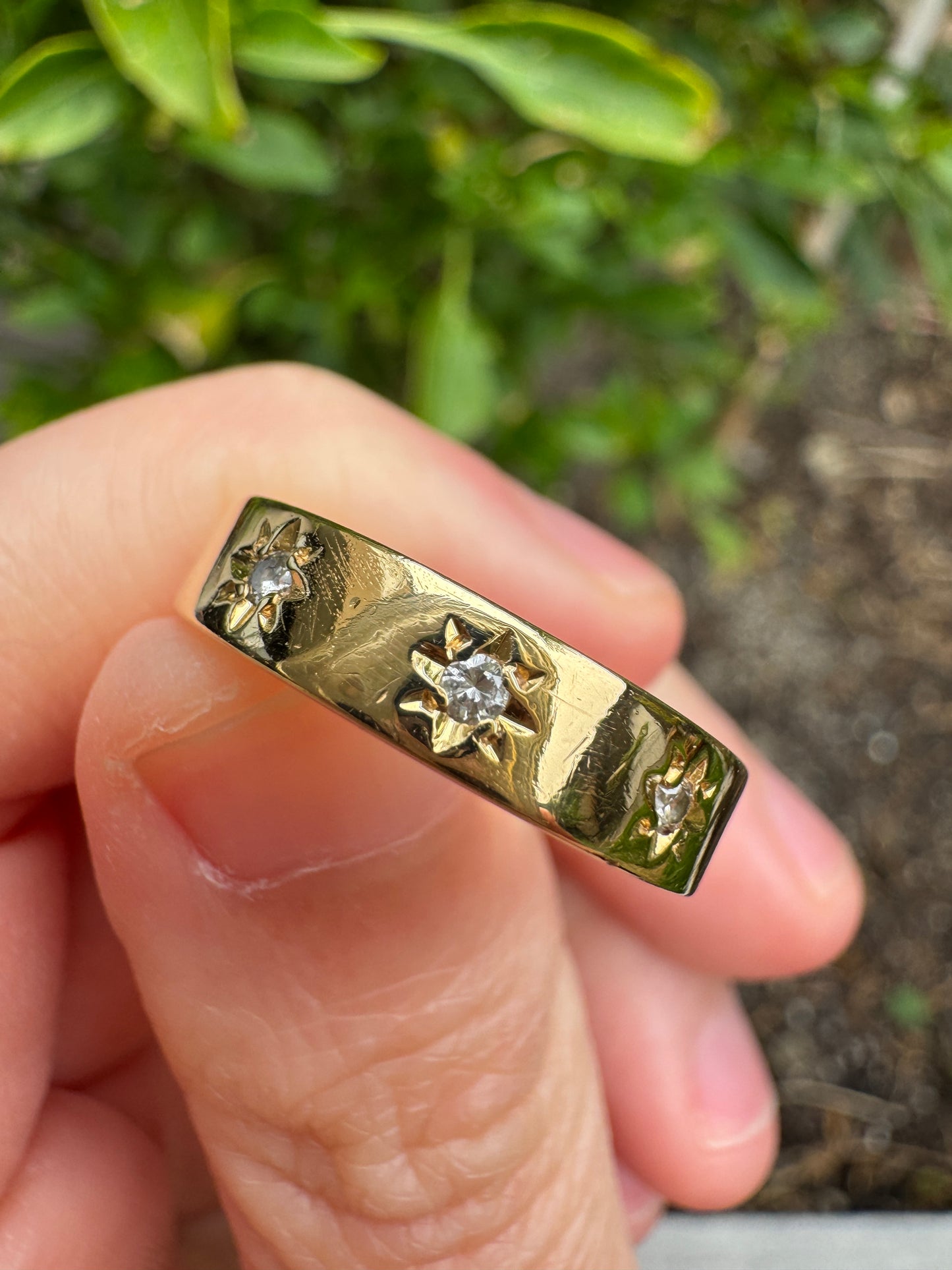Vintage 18ct yellow gold three stone 0.1ct TCW round brilliant cut diamond starset gypsy ring