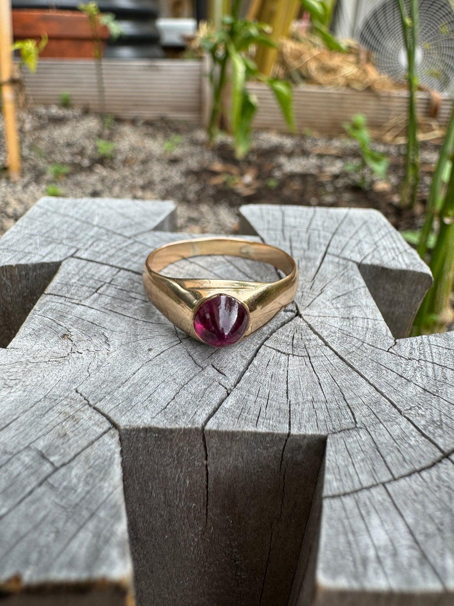 Vintage 14ct yellow gold garnet sugarloaf cabochon ring