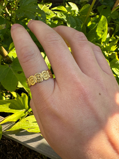 Vintage 18ct yellow gold scalloped star patterned band