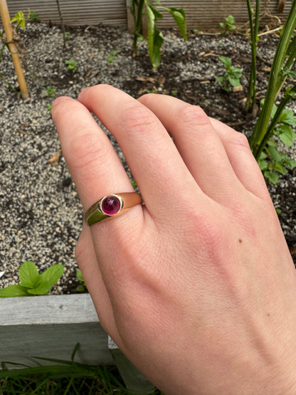 Vintage 14ct yellow gold garnet sugarloaf cabochon ring