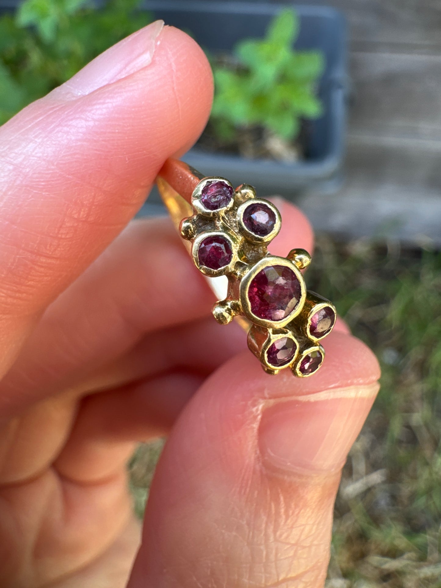 Vintage 18ct yellow gold seven stone 0.4ct TCW natural ruby ring