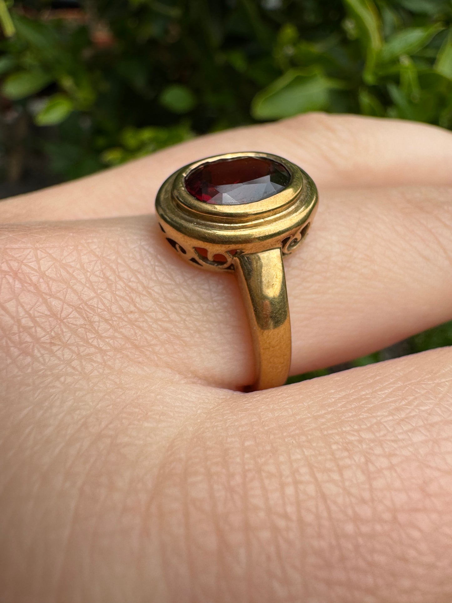 Vintage 9ct yellow gold 2.2ct garnet bezel set ring