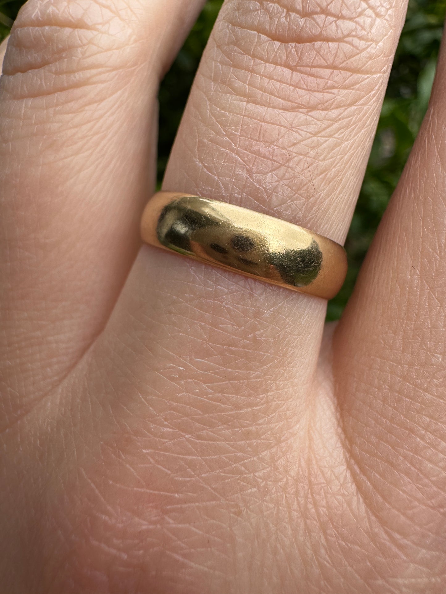 Antique Victorian 15ct yellow gold band, 4.7mm wide