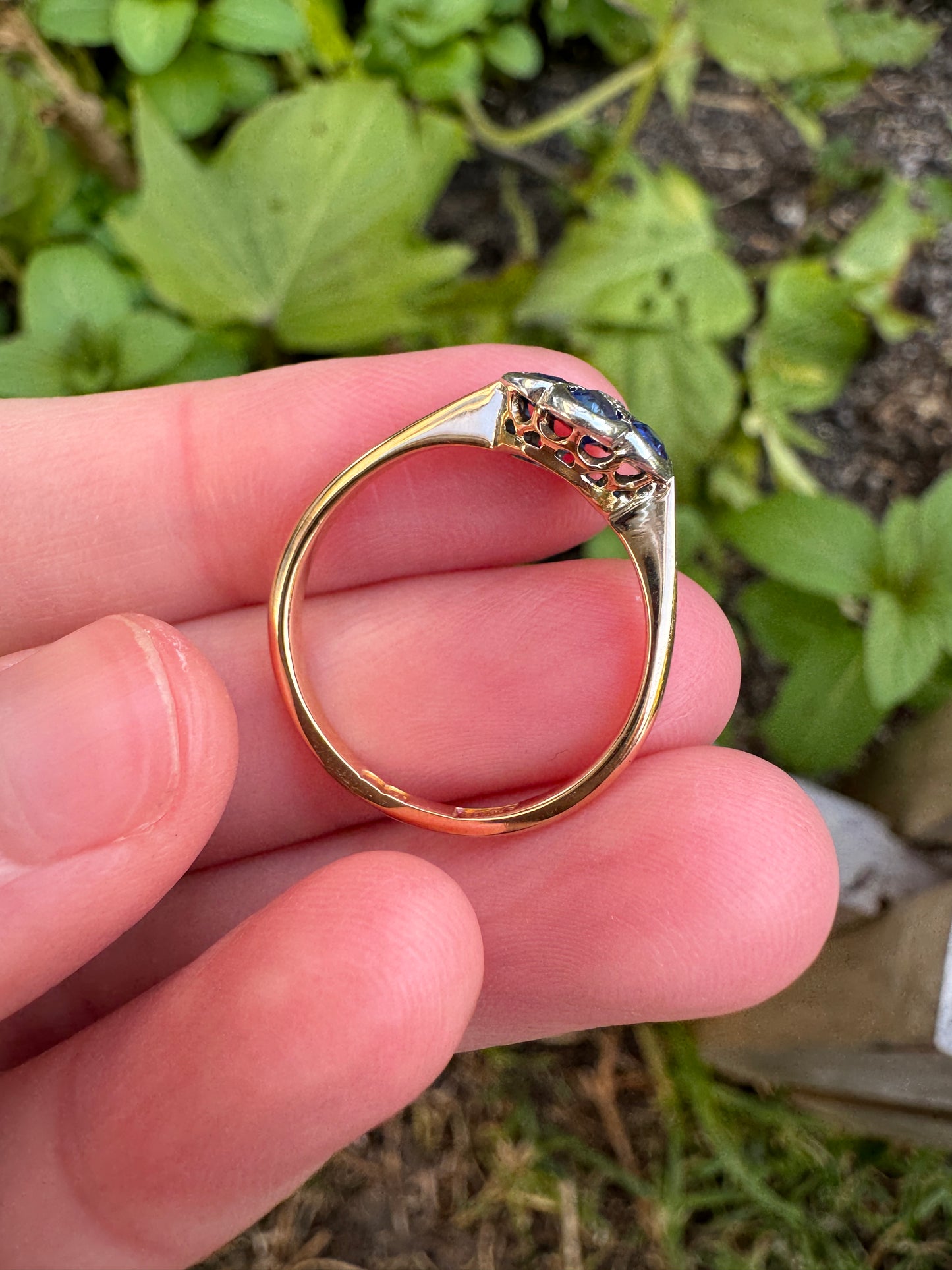 Vintage 18ct yellow gold old cut sapphire and single cut diamond daisy cluster ring