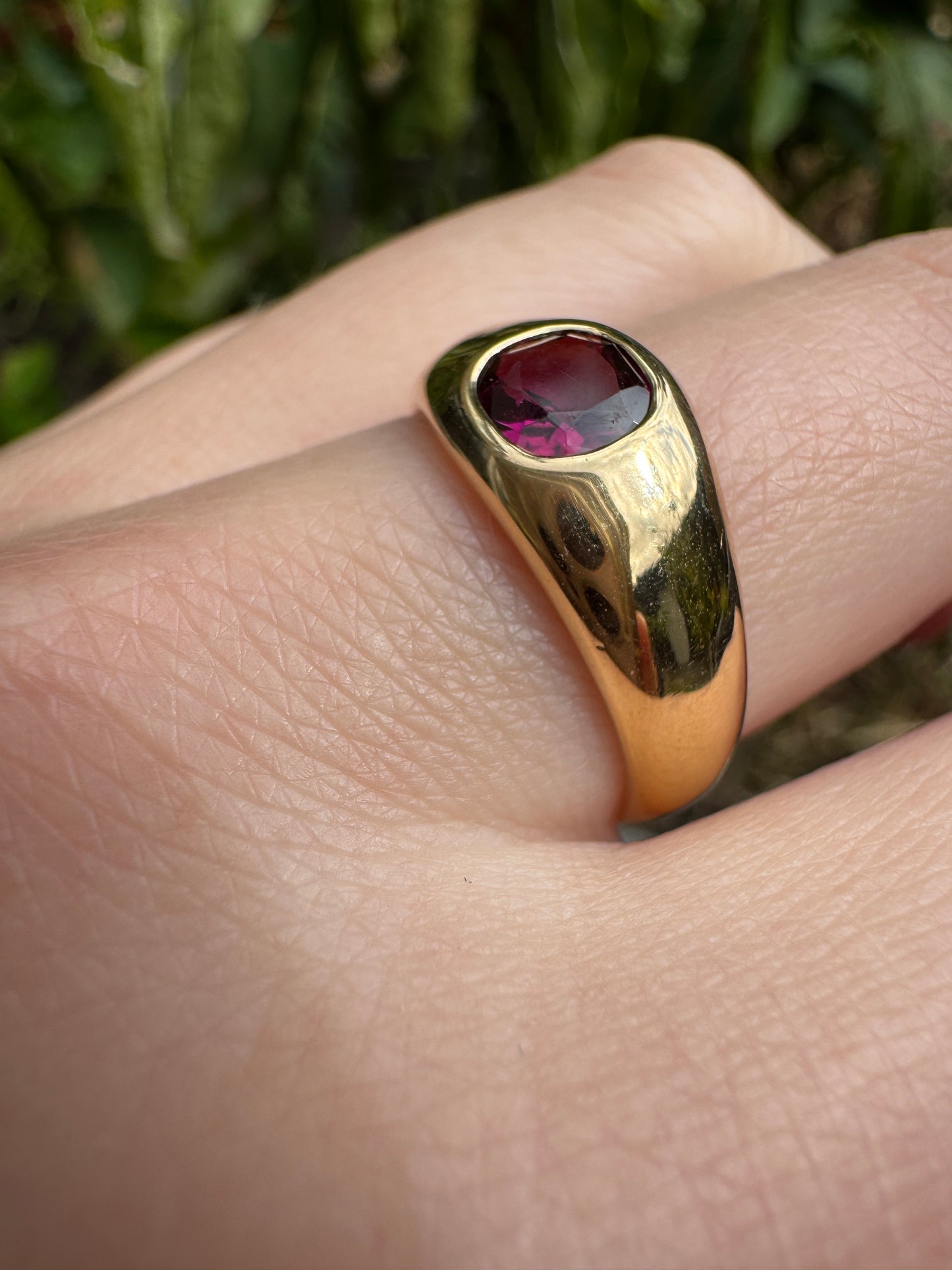 Antique English Edwardian 18ct yellow gold 0.76ct old cushion cut garnet gypsy ring