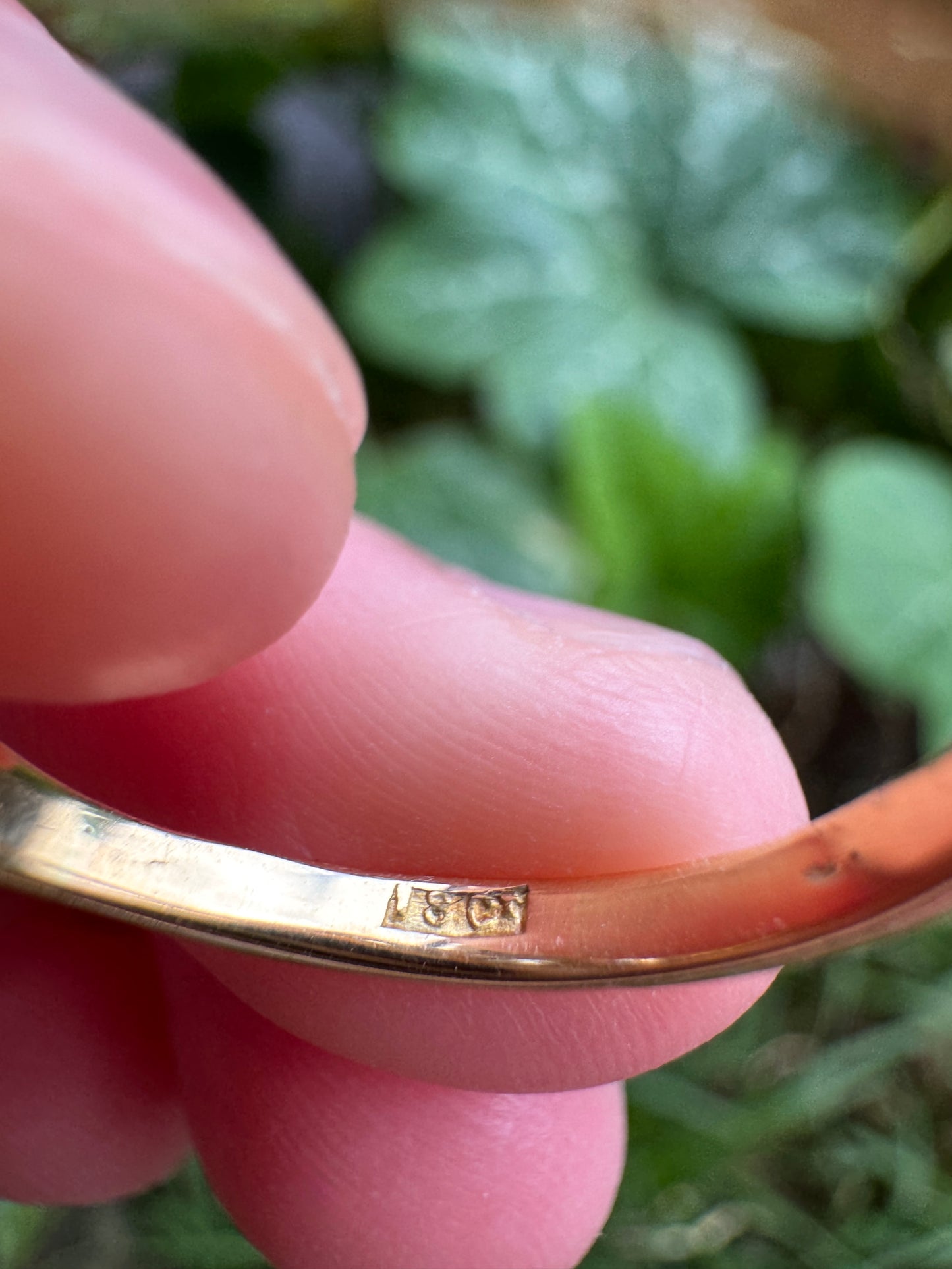 Antique 18ct yellow gold three stone 1.07ct TCW old mine cut diamond belcher ring