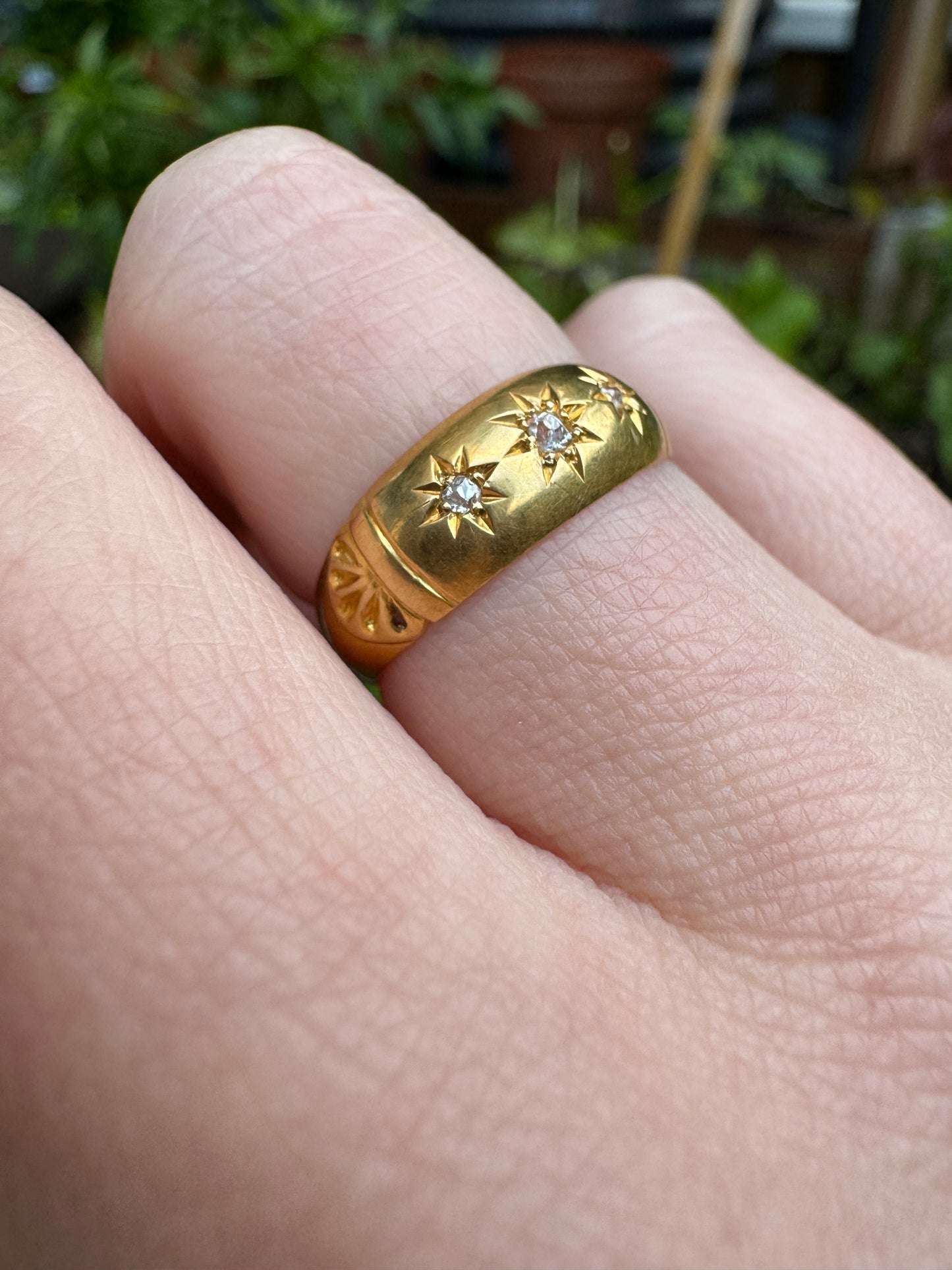 Antique 18ct yellow gold three stone old mine cut diamond starset gypsy ring