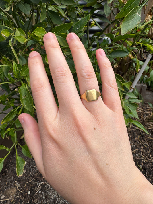 Vintage English 18ct yellow gold square signet ring