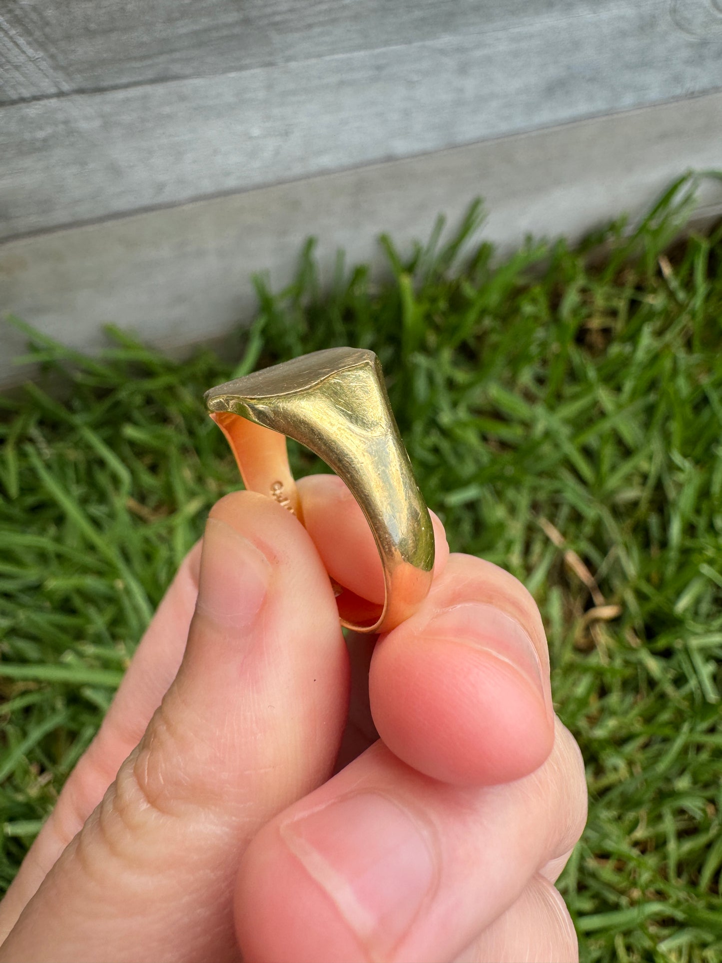 Vintage 18ct yellow gold shield signet ring