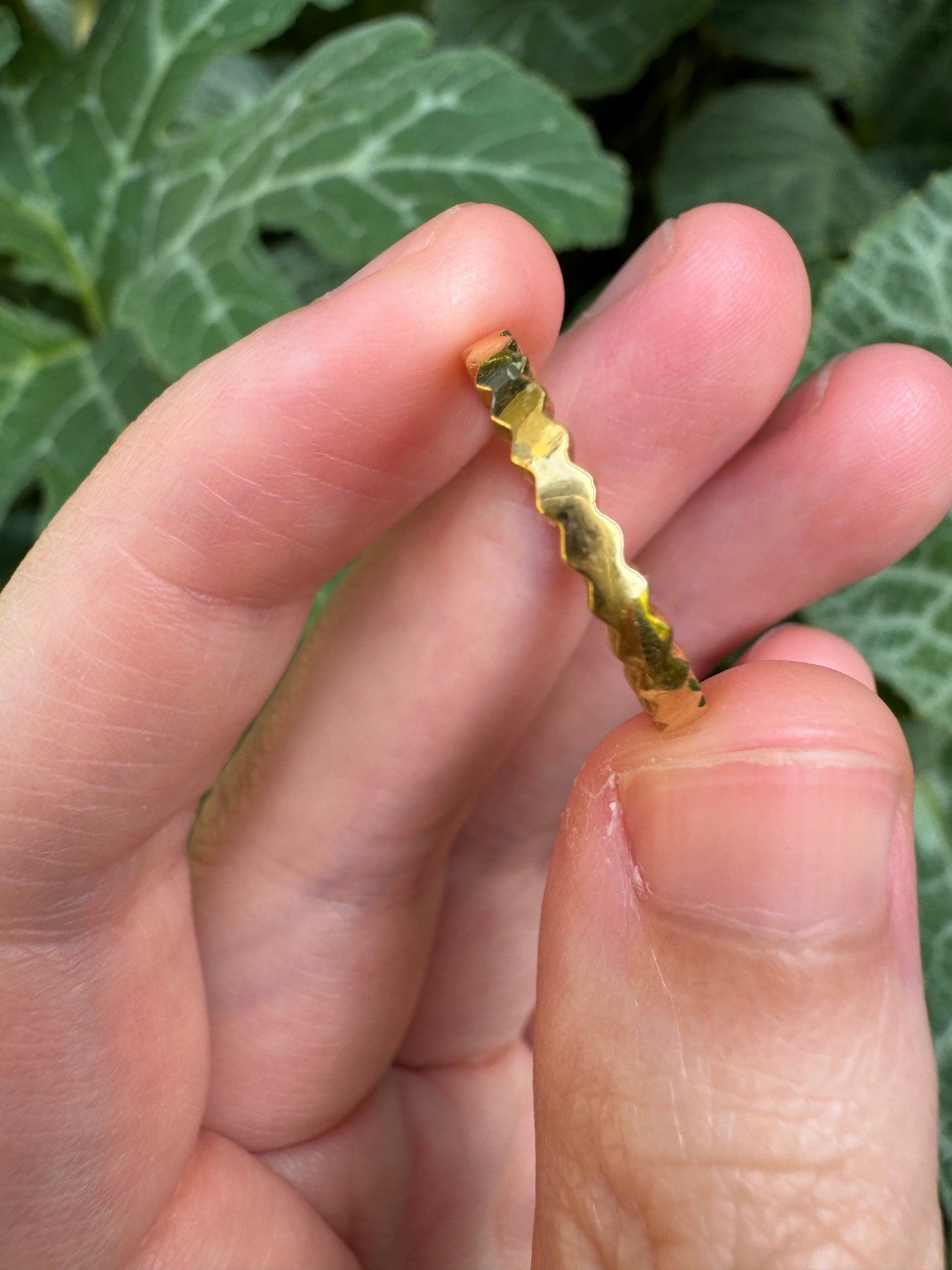 Vintage 18ct yellow gold scalloped band, 2mm wide
