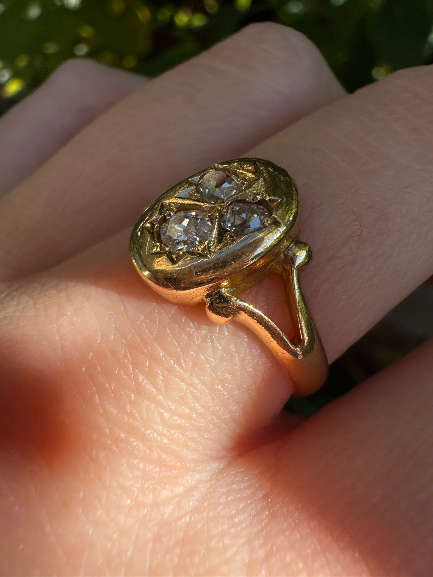 Antique Edwardian 18ct yellow gold three stone 0.3ct TCW old mine cut diamond split shank signet ring