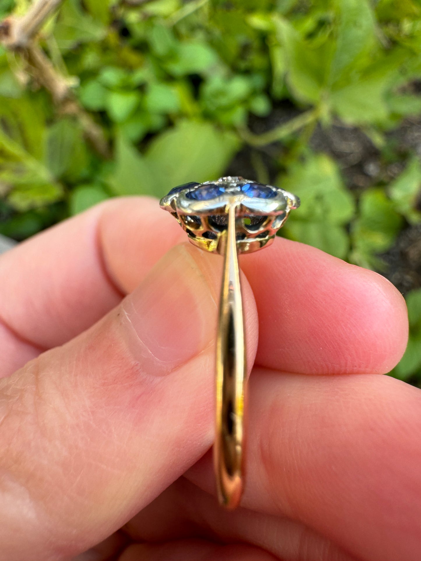 Vintage 18ct yellow gold old cut sapphire and single cut diamond daisy cluster ring