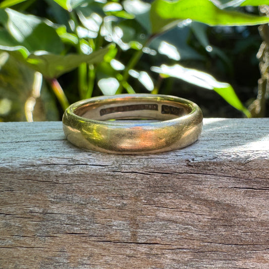 Antique Australian 15ct yellow gold band, 4.5mm wide
