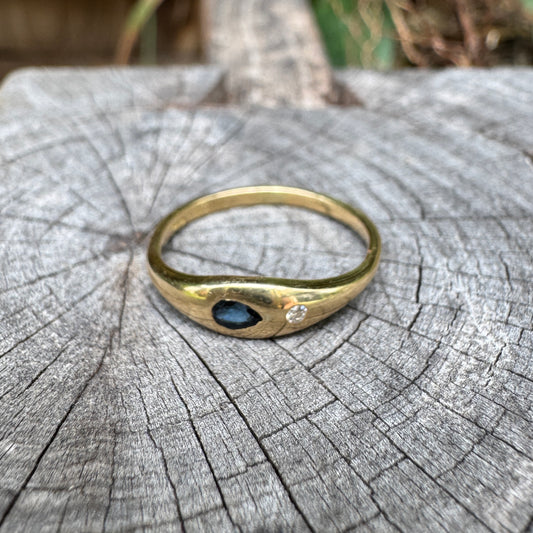 Vintage 18ct yellow gold pear cut sapphire and old European cut diamond gypsy ring