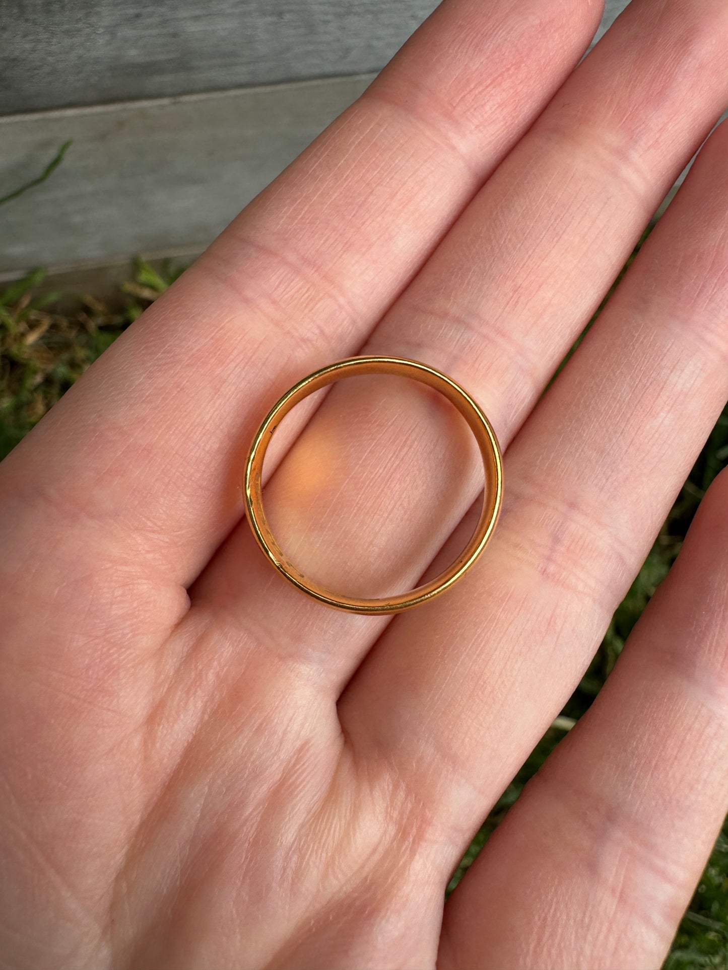 Antique Edwardian 22ct yellow gold band, 3.5mm wide