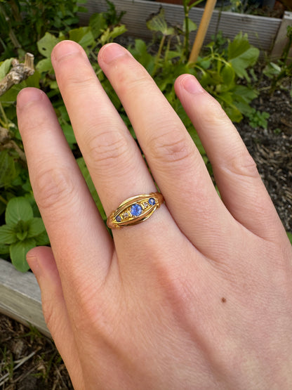 Antique Edwardian 18ct yellow gold 0.25ct TCW sapphire and rose cut diamond scalloped boat ring