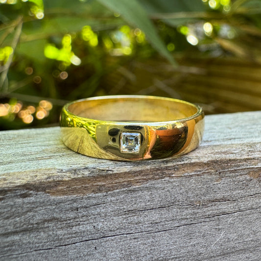 Vintage 18ct yellow gold Asscher cut diamond band