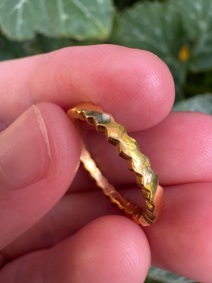 Vintage 18ct yellow gold scalloped band, 2mm wide