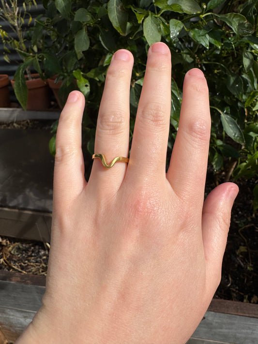 Vintage 18ct yellow gold curved band